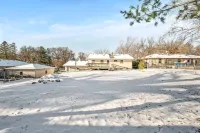 Cheerful Spacious Home near Lake Owasso