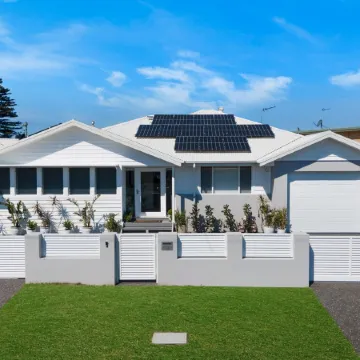 Entire Coastal Residential Family Home. Sleeps 12 - Lake & Beachside Property.