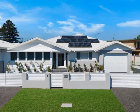 Entire Coastal Residential Family Home. Sleeps 12 - Lake & Beachside Property. シェルハーバーのホテル