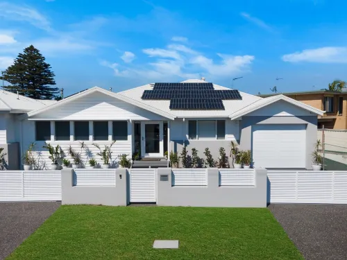 Entire Coastal Residential Family Home. Sleeps 12 - Lake & Beachside Property.