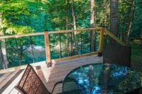Creek View, Covered Decks & Private Hot Tub, Woods, Peaceful, Wildlife!