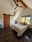 Cozy, secluded home close to everything. 15 min to town and skiing.