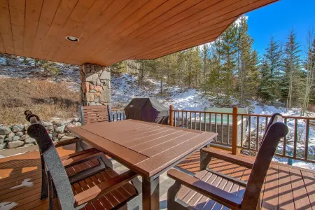 Spacious Retreat with Hot Tub and Stunning Views, 3 min from Breck, Free Shuttle Отели рядом с достопримечательностью «Riverwalk Center at Breckenridge»