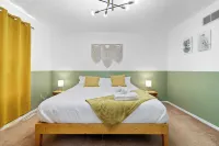 King Bed+Deck+Fenced Back Yard+Pets Welcome!