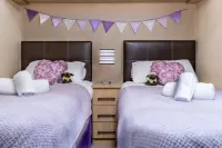 A beautiful Cabin on the 5 star White Cross Bay in a quiet area of the park -