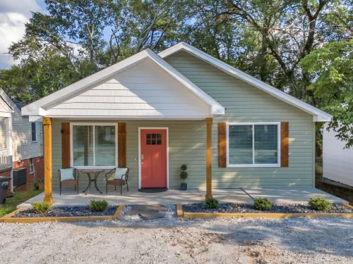 Near Downtown 3 Bedroom Home with King beds+ Parking+Deck Hotels in Sans Souci