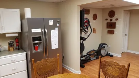 Spacious suite with fenced back yard, deck, gas grill, fireplaces and splash pad Отели в г. Атенс