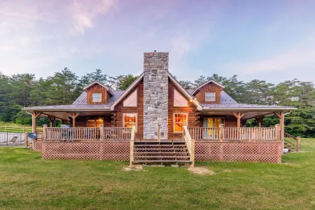 Secluded Cabin, Sleeps 20-Pickleball, Pool&Hot Tub