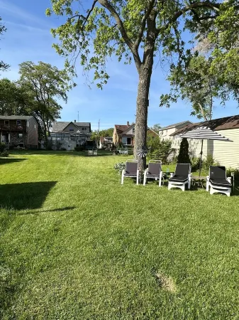 Wide Open Lake Views and Large Flat Front Yard Отели в г. Пеуоки