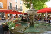 Gîte for 4 people in a quiet area with a large beautiful swimming pool Hotels in Flayosc