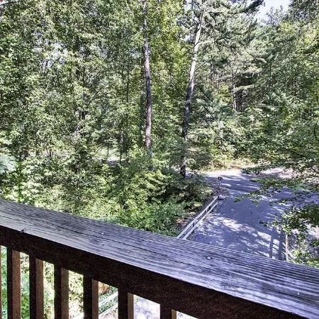 Romantic, Cozy & Beautiful Getaway Cabin, Hot Tub & Close to Parkway!