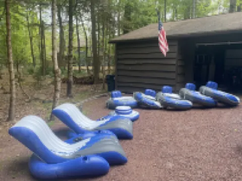 Ranch on Greenwood: Hot tub , fire pits, kayaks, Rafts, Bikes