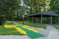 Large Octagon Cabin on Double Lot! Hot Tub, Fire place, Game room, Fire pit!