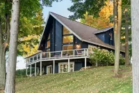 Lakefront Spacious Cottage with Sandy Beach, Kayaks and Games! Hotels in Chester Township