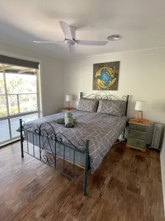 Private paradise with lake view (pet friendly)