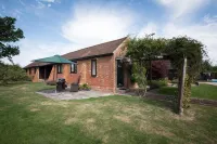 Tastefully Renovated Countryside Cottage with Swimming Pool near Tenterden