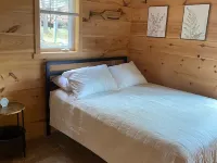 Quaint lakefront cabin Hotels in Lenroot