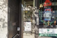 The Fox Loft 200 Hotels near Walmart Supercenter