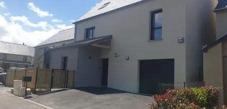 Two minutes from Dinard, beautiful seaside villa with heated pool.