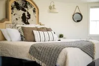 Gorgeous views, unique stay minutes away from hot pools, golfing, restaurants. - Chalets