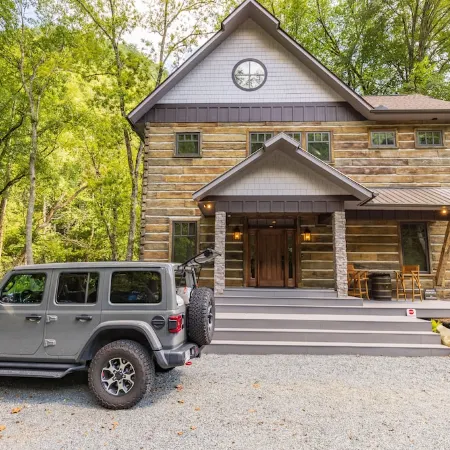 Cabin on Nantahala River with Hot Tub