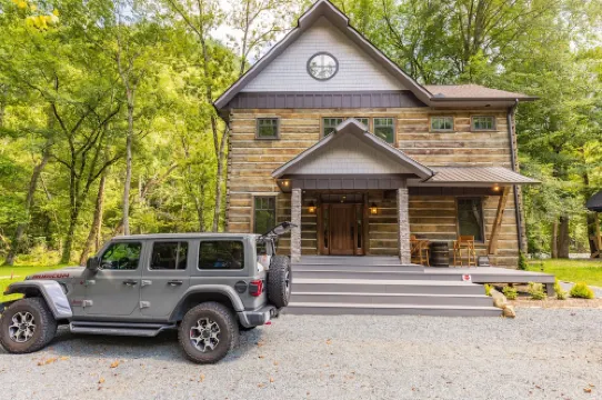 Cabin on Nantahala River with Hot Tub