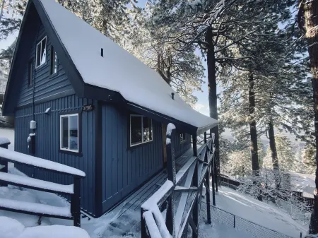 Mordern mountain cabin close to lakes and ski resorts with stunning views.