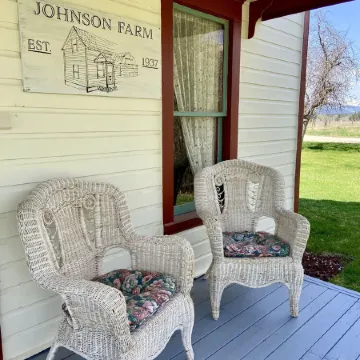 Restored 1909 2 Story Farmhouse minutes from Hamilton