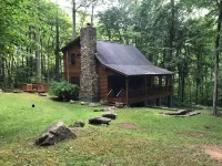 Cozy Cabin with Fireplace, 2 Bedrooms & 2 Queen Size Couch Beds!