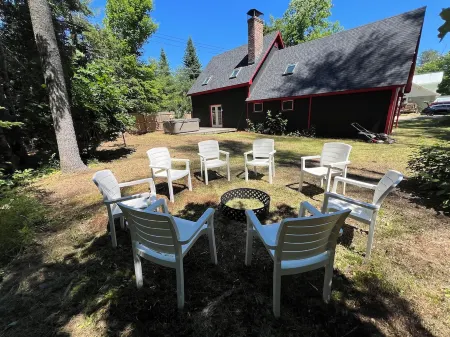 Sunday River less than 1 mile! Hot Tub! Fire Pit! Sleeps 10!