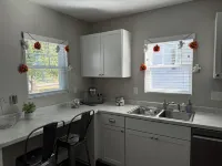 NEW! Charming Cottage on Elmhurst Drive Ne. Close to Mt. Mercy and Coe College. Hotels in Cedar Rapids