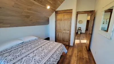 Beautiful Newly Constructed Cottage with Sauna & Views! Hotels near Full Throttle Saloon