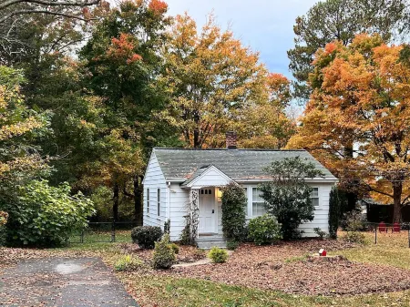 Updated 1BR cottage on private acre+ lot