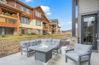 Modern, large, hot tub, lake views! 5 min. to Deer Valley, dedicated work space