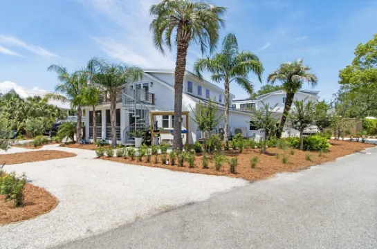 Charming Studio Apartment E - Steps to Beach & Dining