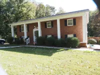 Homemade in HICKORY! Fun Home with Pool! Hotels in der Nähe von Hickory Landmarks Society