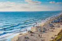 Relax by the sea! Two bedroom retreat near Moonlight State Beach and Shopping. Hotel a Encinitas