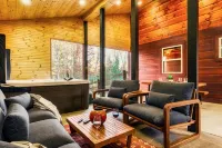 Romantic Cabarn w/ HotTub Lounge - Located on BSF!