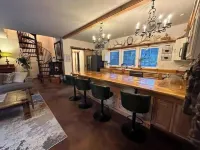 T, s Creekside cabin. King Bed/ Hot tub/ treehouse