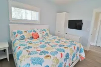 Beautiful condo in walking distance to both the town center and the Bay!