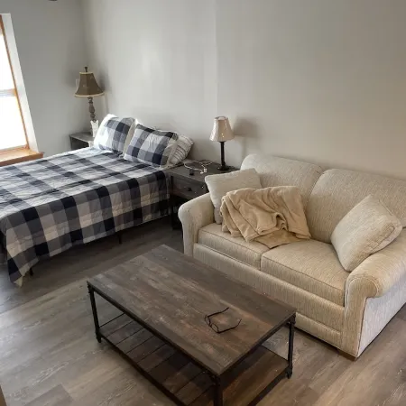 Cozy new efficiency close to beach and shopping