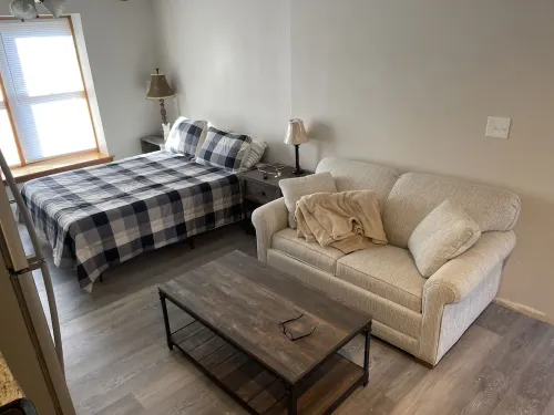 Cozy new efficiency close to beach and shopping