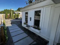 Remodeled Jamestown beach cottage within walking distance to beach