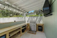 Fishcamp on 14th - Renovated & Walkable in Port Royal w/ Pool