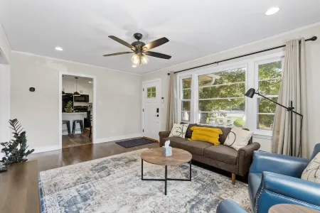 Swamp Rabbit Gateway | Walk to SRT and 7 min drive to Downtown Отели в г. Паркер