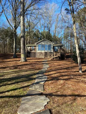 Private Lakefront Oconee Cottage! Great View & Location! Peaceful retreat. Hotels in Putnam County