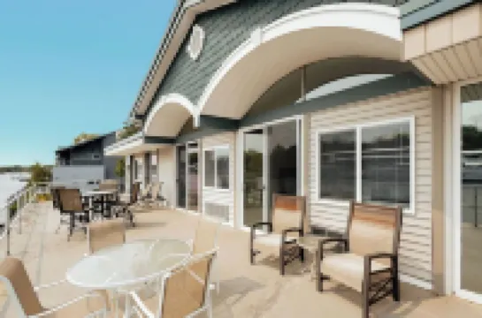 Waterfront Condo-Shop-Kayak-Beach-Bike-Boat-Restaurants-Outdoor Heated Pool-Fun