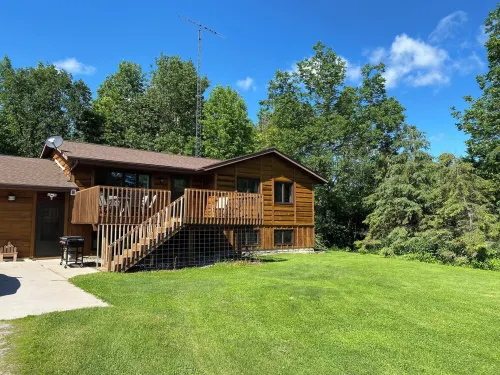 Charming studio, lower lever of the Northstar Getaway in peaceful Warroad