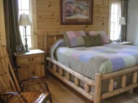 BEAUTIFUL & PEACEFUL LOG CABIN FIREPLACE, FIRE-PIT & HOT TUB
