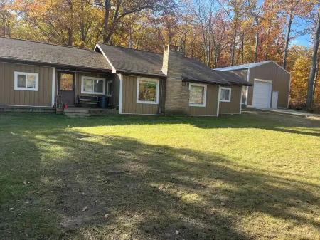Cabin with Hot tub. Close to Higgins Lake